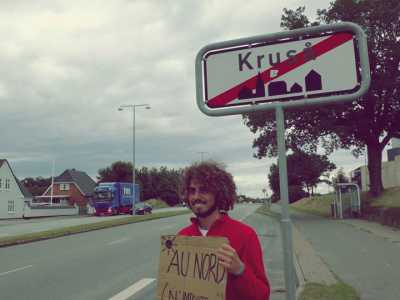 Giovanni mentre fa l'autostop a Krusa, villaggio danese al confine con la Germania